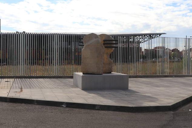 La ampliación de la estación de León se engalana con tres esculturas contemporáneas del inventario de Adif y una bomba de agua de 1863.