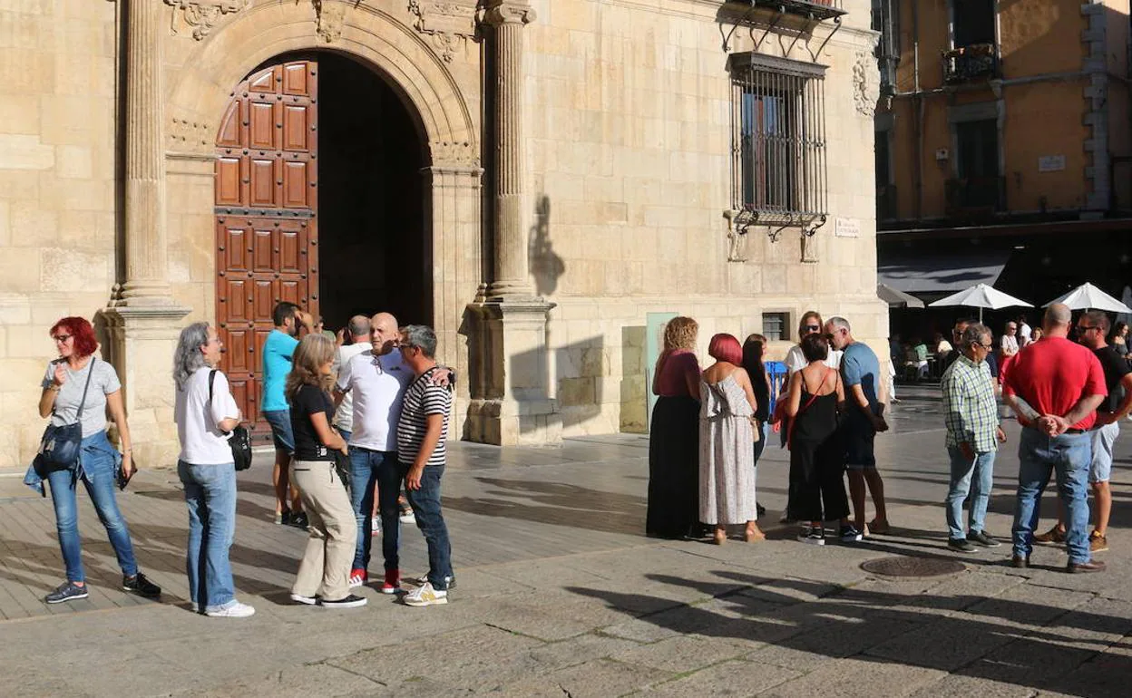 Trabajadores de la UTE Legio VII concentrados a las puertas de la Diputación de León este jueves.