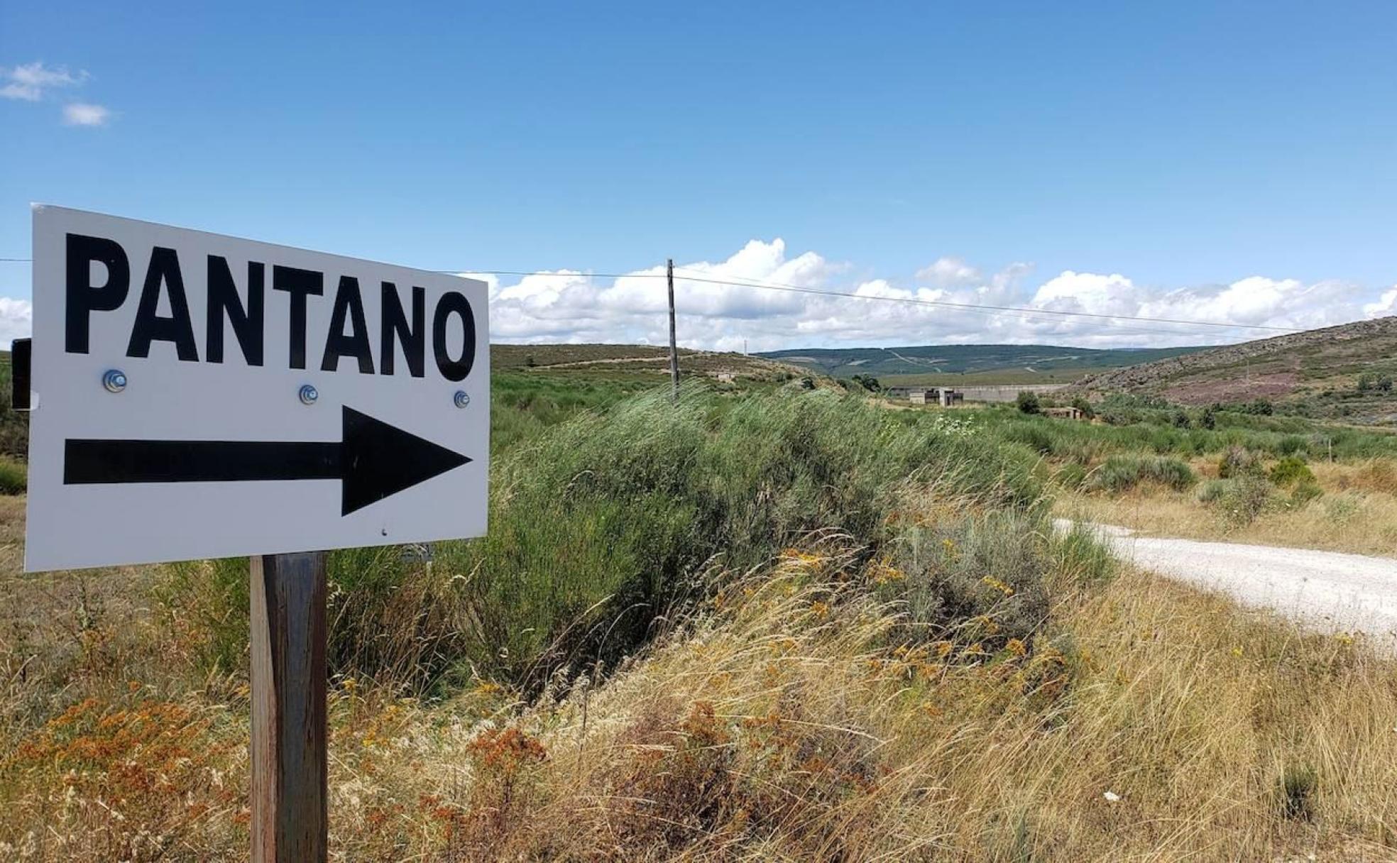 Imagen del pantano de Villagatón, levantado en la provincia de León hace 27 años pero en el que aún no se han cerrado las compuertas. 