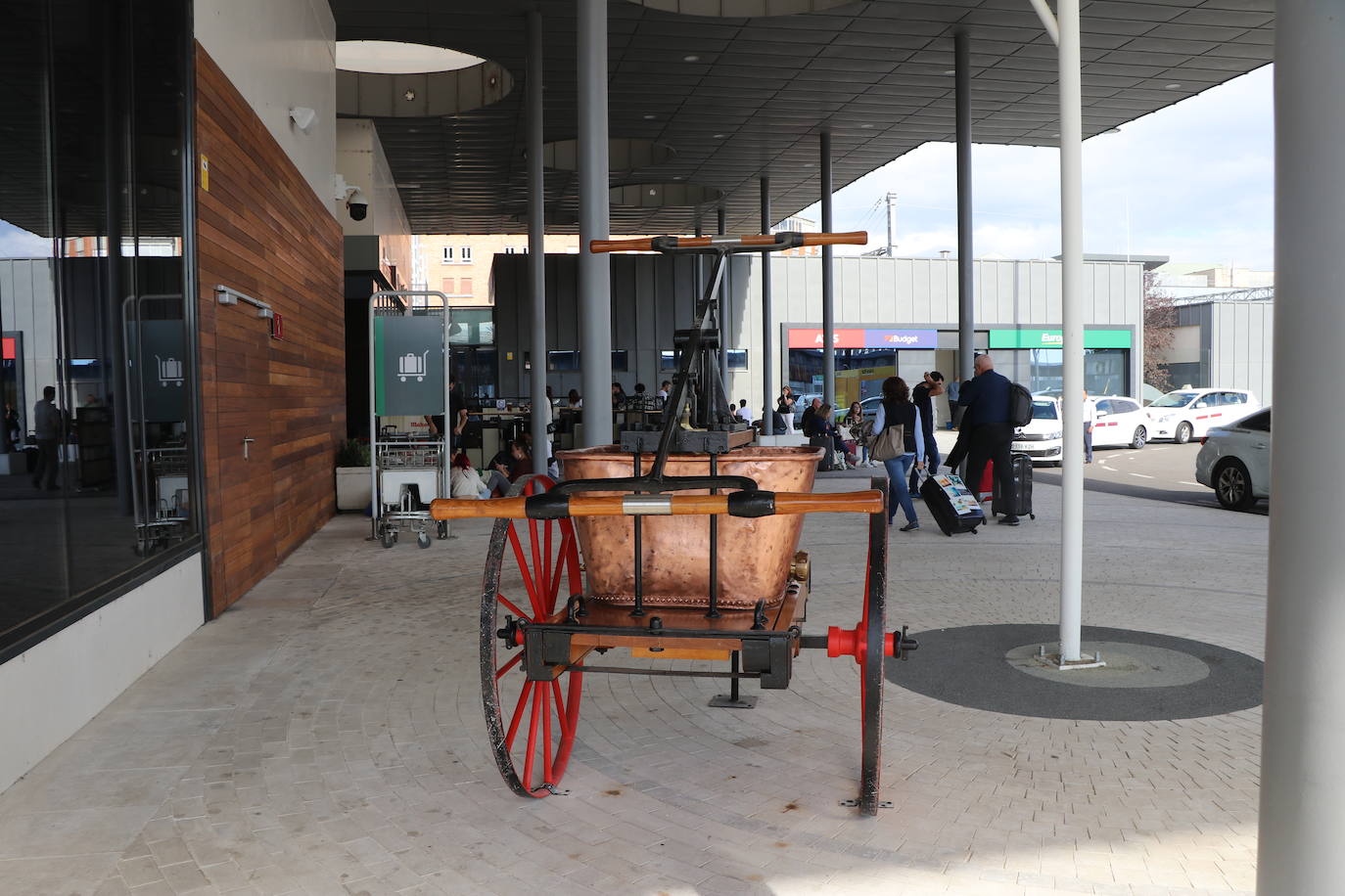 La ampliación de la estación de León se engalana con tres esculturas contemporáneas del inventario de Adif y una bomba de agua de 1863.