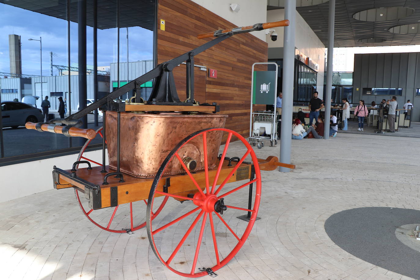 La ampliación de la estación de León se engalana con tres esculturas contemporáneas del inventario de Adif y una bomba de agua de 1863.