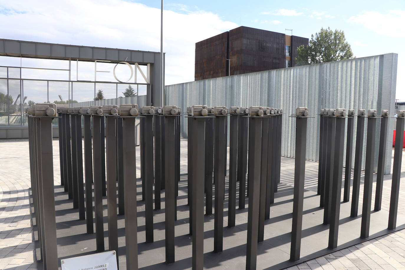 La ampliación de la estación de León se engalana con tres esculturas contemporáneas del inventario de Adif y una bomba de agua de 1863.