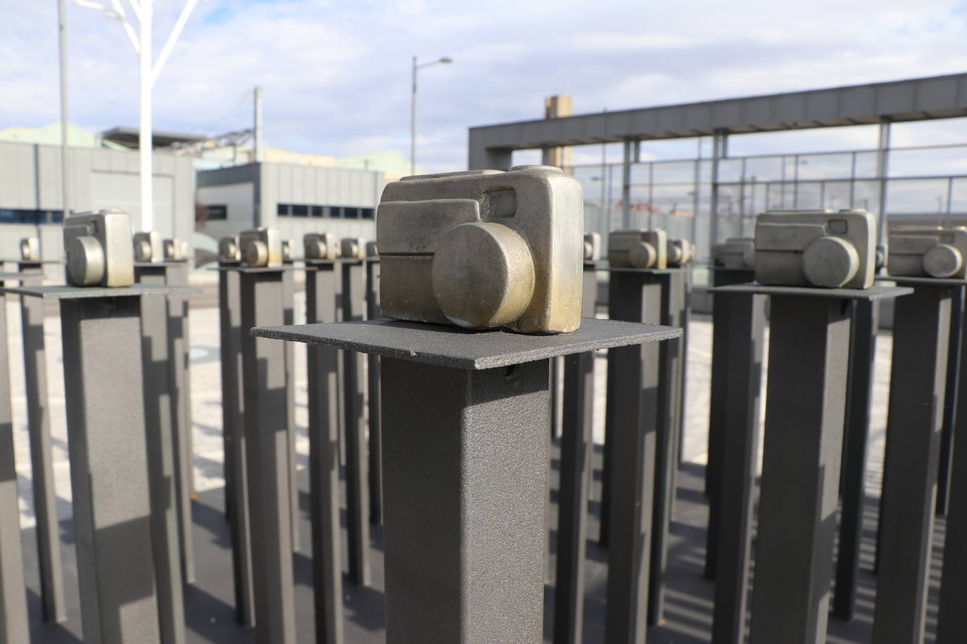 La ampliación de la estación de León se engalana con tres esculturas contemporáneas del inventario de Adif y una bomba de agua de 1863.