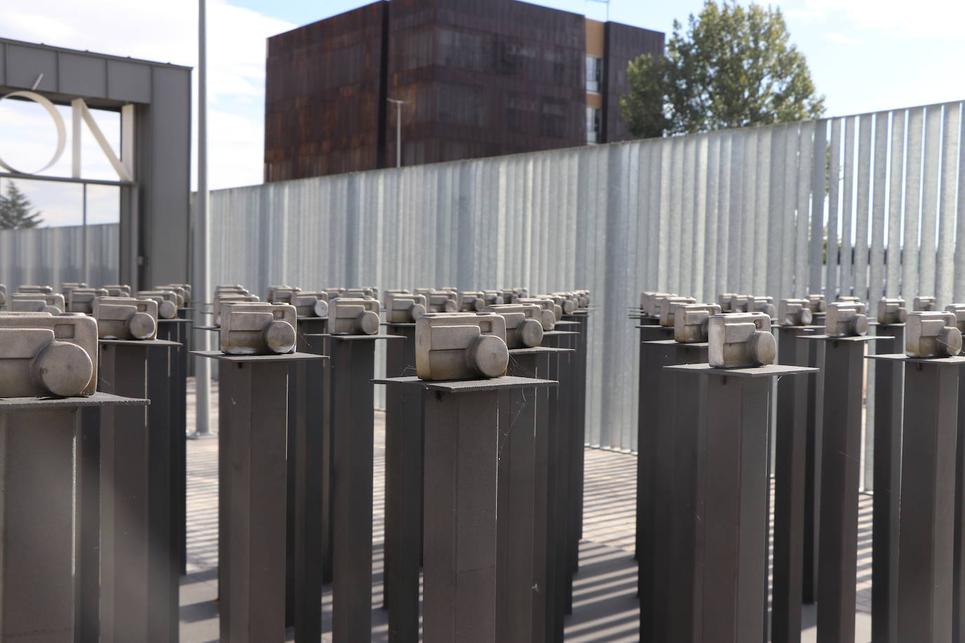 La ampliación de la estación de León se engalana con tres esculturas contemporáneas del inventario de Adif y una bomba de agua de 1863.