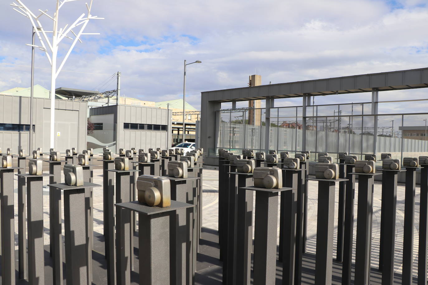 La ampliación de la estación de León se engalana con tres esculturas contemporáneas del inventario de Adif y una bomba de agua de 1863.