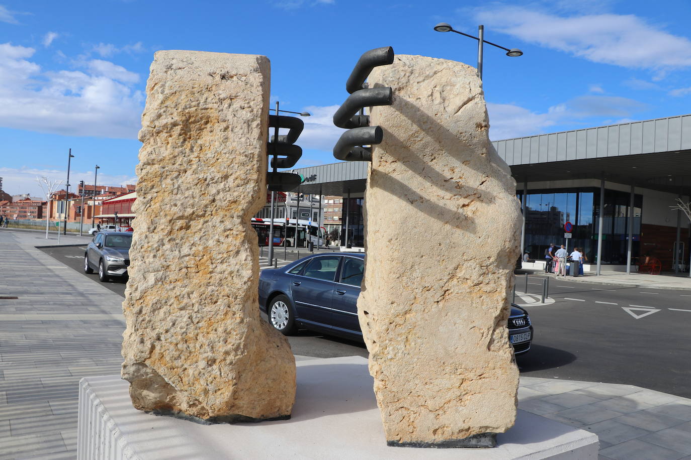 La ampliación de la estación de León se engalana con tres esculturas contemporáneas del inventario de Adif y una bomba de agua de 1863.