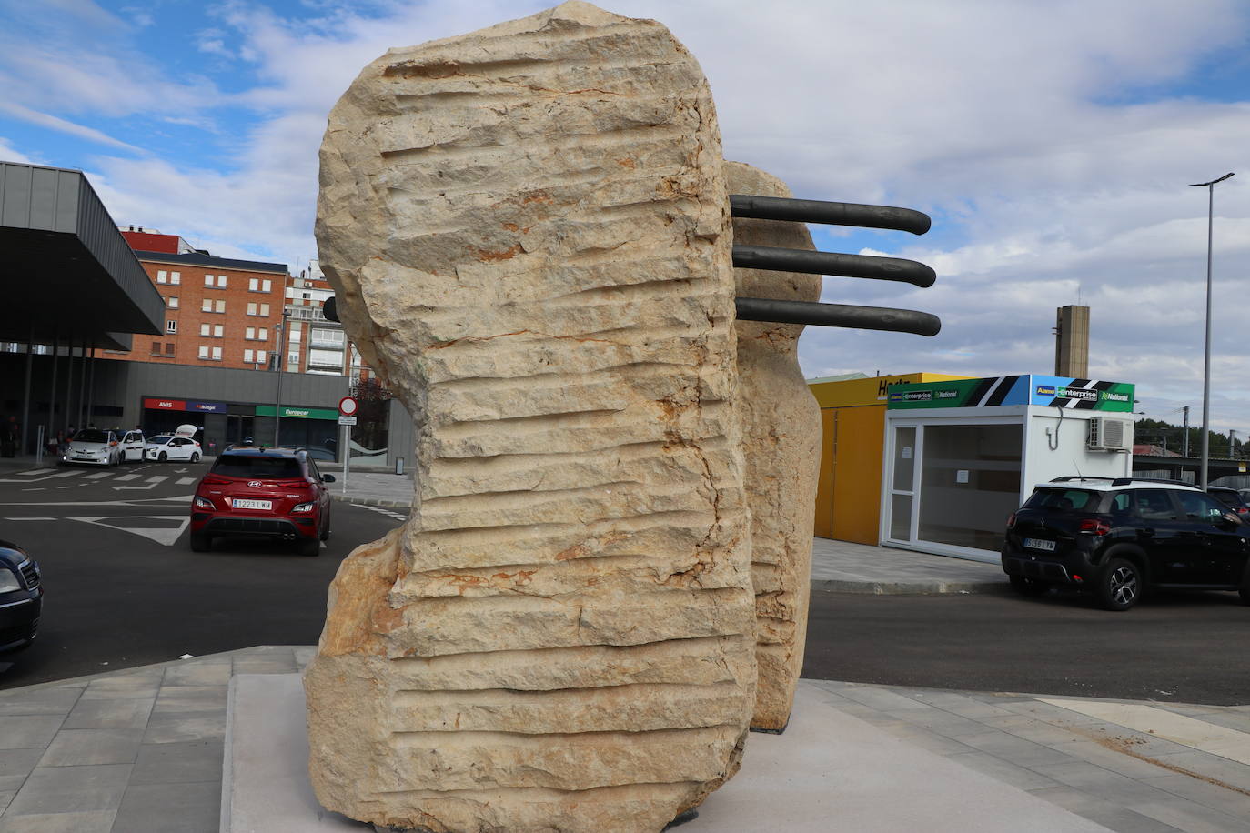La ampliación de la estación de León se engalana con tres esculturas contemporáneas del inventario de Adif y una bomba de agua de 1863.