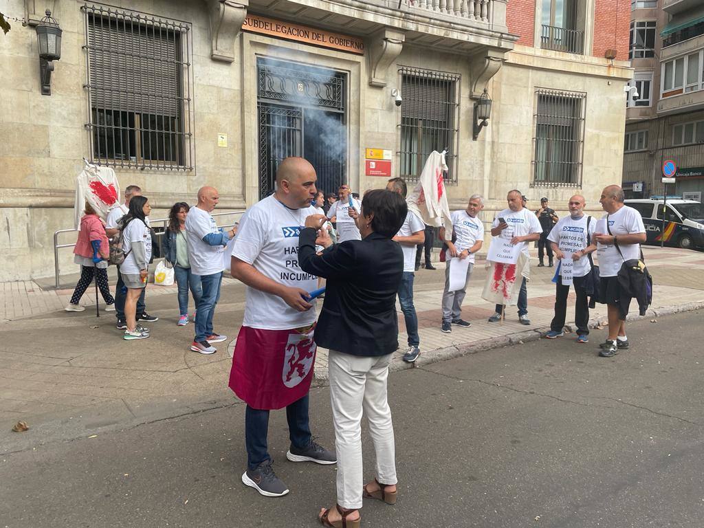 Fotos: Protesta frente a la Subdelegación por parte de los funcionarios de prisones