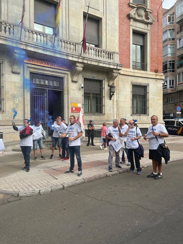 Fotos: Protesta frente a la Subdelegación por parte de los funcionarios de prisones