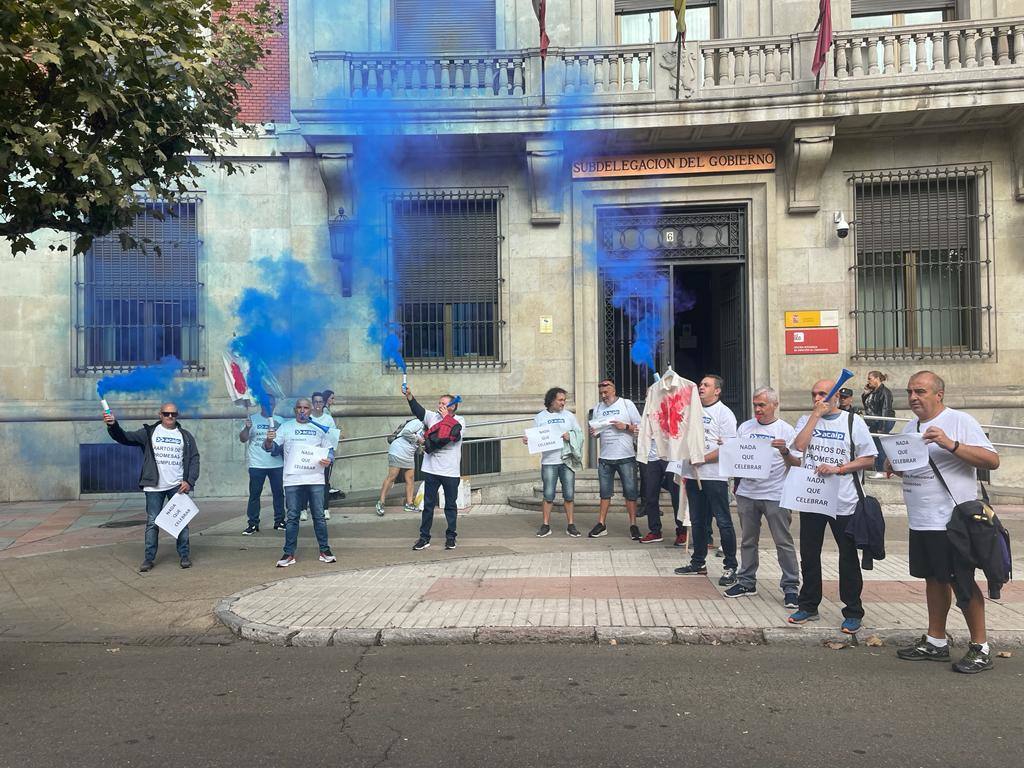 Fotos: Protesta frente a la Subdelegación por parte de los funcionarios de prisones