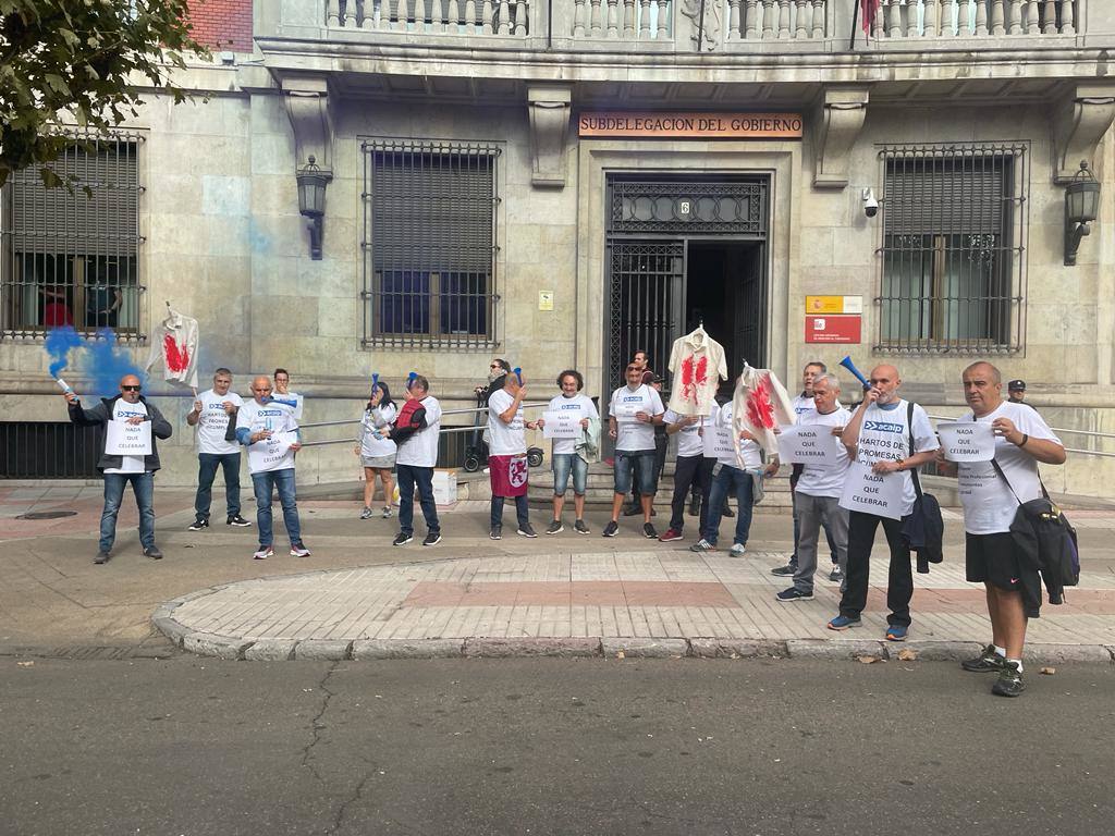 Fotos: Protesta frente a la Subdelegación por parte de los funcionarios de prisones