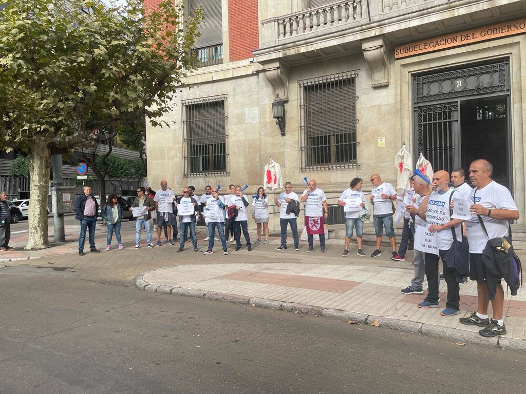 Fotos: Protesta frente a la Subdelegación por parte de los funcionarios de prisones