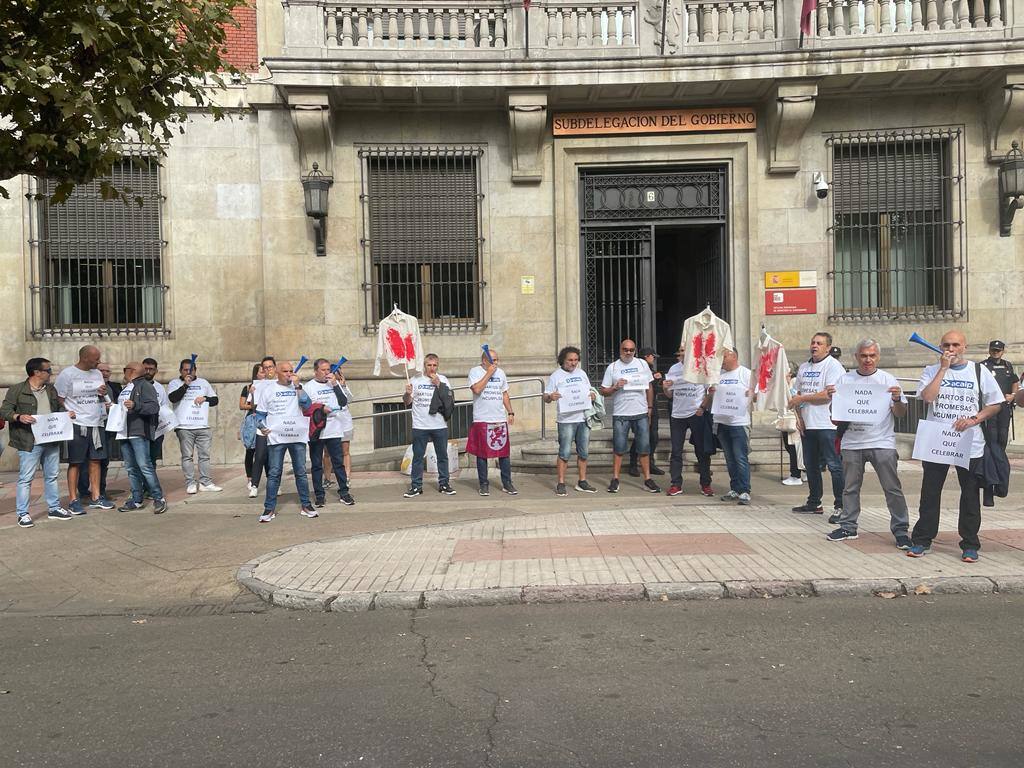 Fotos: Protesta frente a la Subdelegación por parte de los funcionarios de prisones
