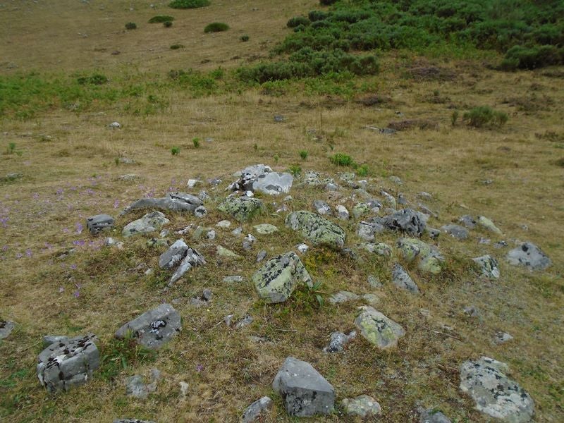 Un profesor de Irún, aficionado a los megalitos, descubre 13 manifestaciones megalíticas inéditas en las montaña de Maraña y Liegos. Se trataría de formaciones del primer milenio antes de Cristo. «Habría que excavar en la zona para conocer al detalle su riqueza», asegura. 