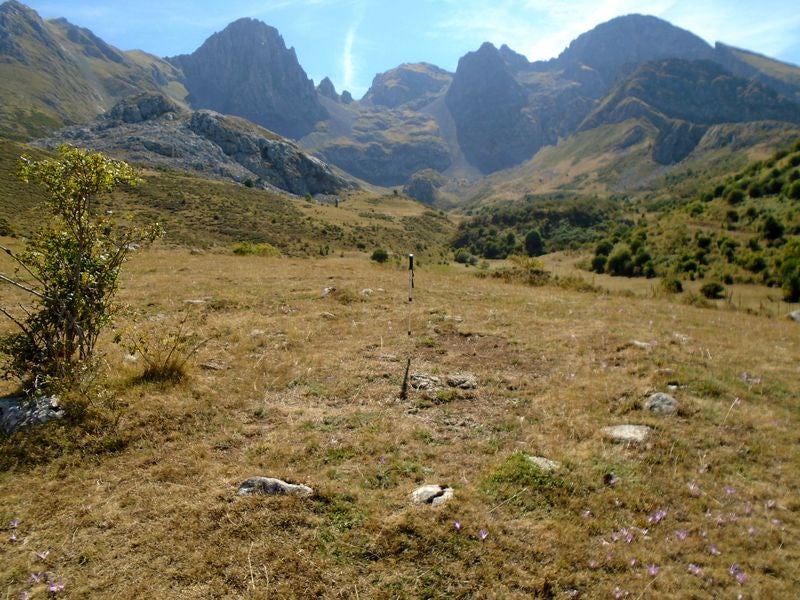 Un profesor de Irún, aficionado a los megalitos, descubre 13 manifestaciones megalíticas inéditas en las montaña de Maraña y Liegos. Se trataría de formaciones del primer milenio antes de Cristo. «Habría que excavar en la zona para conocer al detalle su riqueza», asegura. 