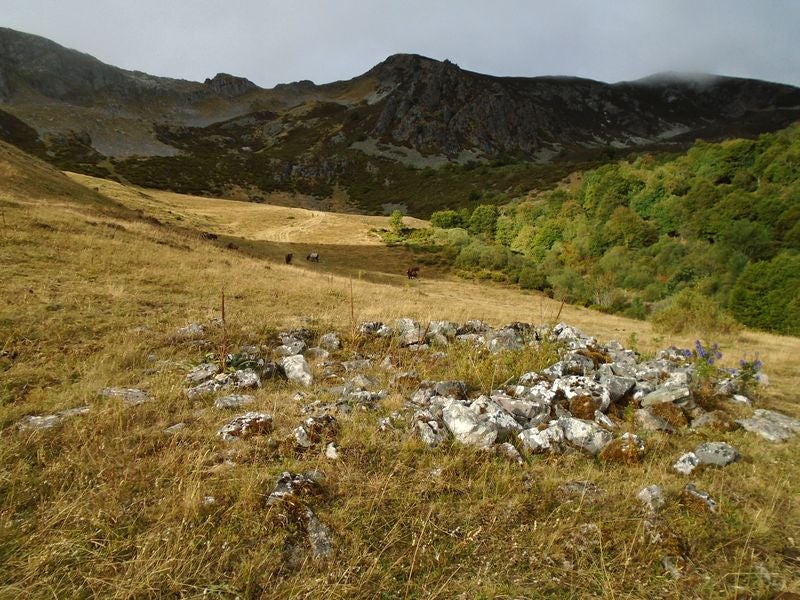 Un profesor de Irún, aficionado a los megalitos, descubre 13 manifestaciones megalíticas inéditas en las montaña de Maraña y Liegos. Se trataría de formaciones del primer milenio antes de Cristo. «Habría que excavar en la zona para conocer al detalle su riqueza», asegura. 