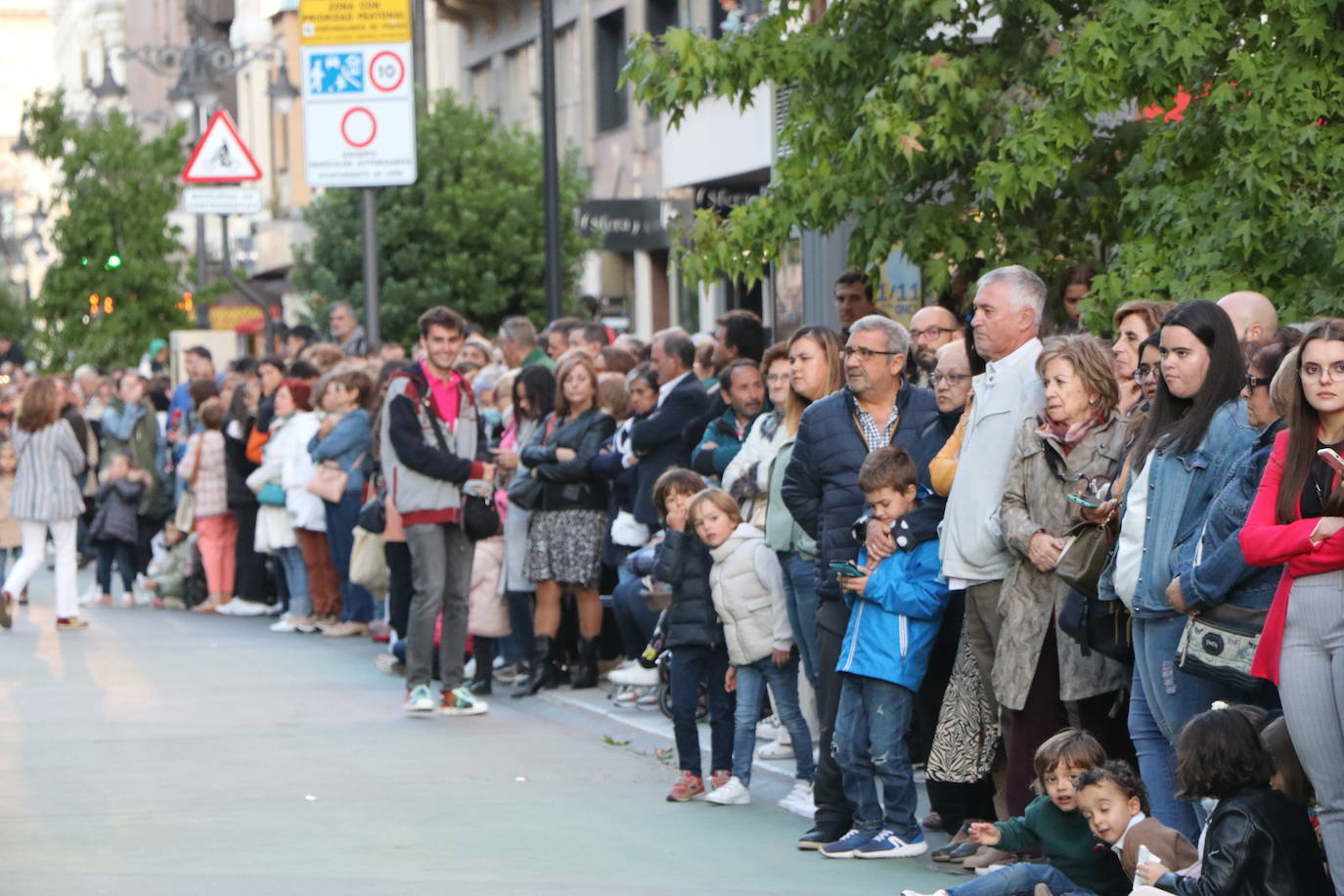 El 33 Encuentro Nacional de Cofradías celebra la magna procesión' 'Passio Legionensis' como acto central de su programación.