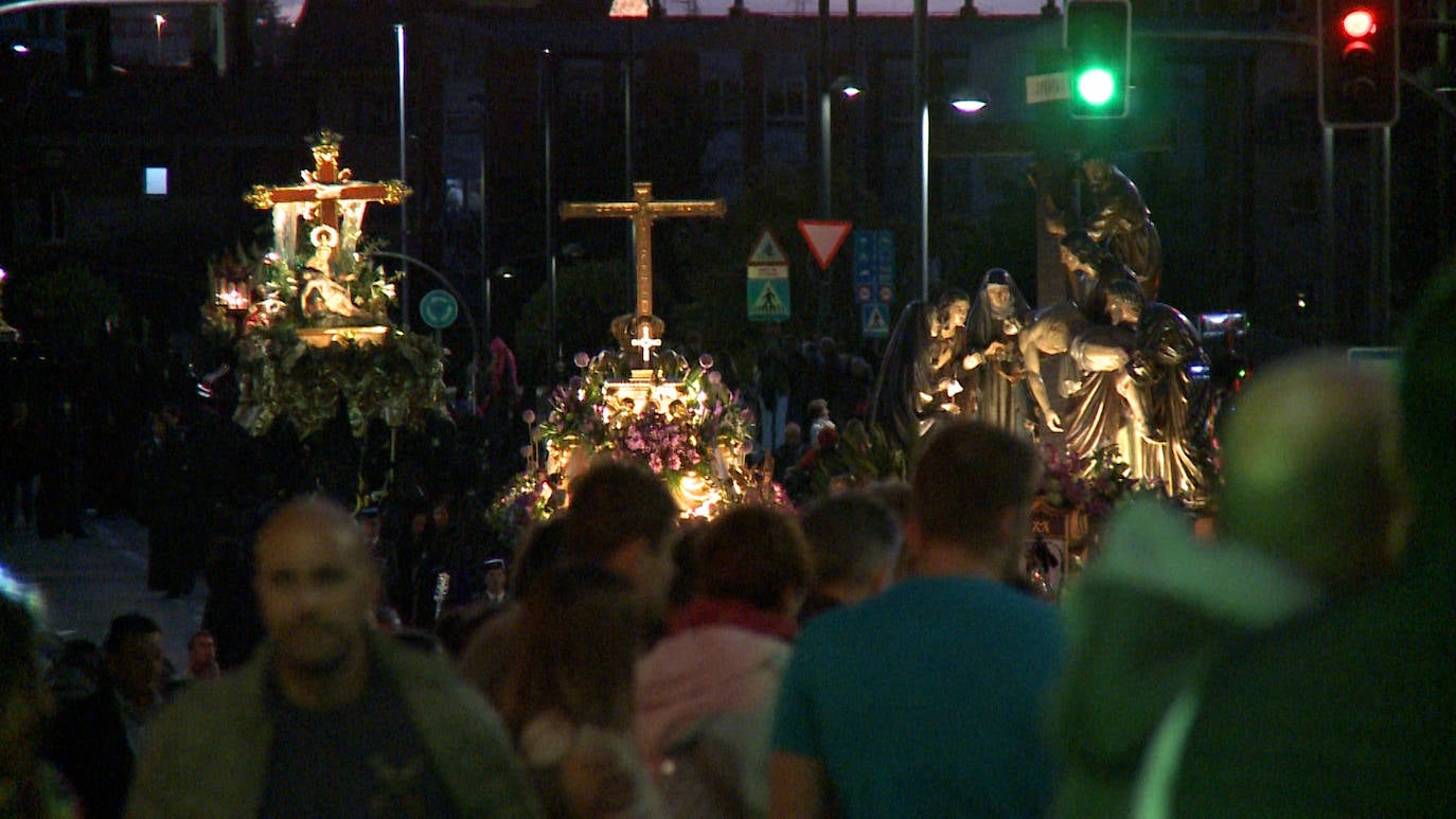 La procesión recorrió la capital bajo la atenta mirada de miles de leoneses congregados en las aceras. 