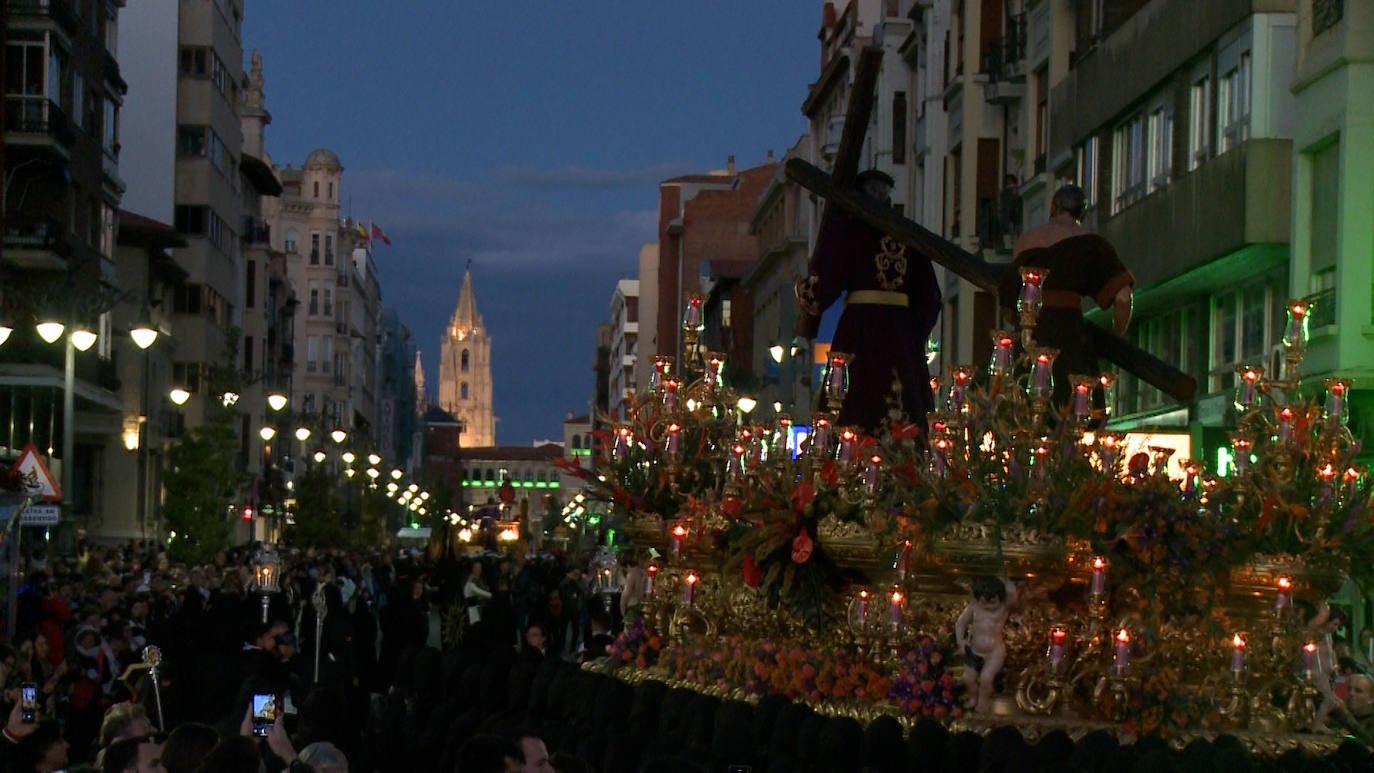 La procesión recorrió la capital bajo la atenta mirada de miles de leoneses congregados en las aceras. 