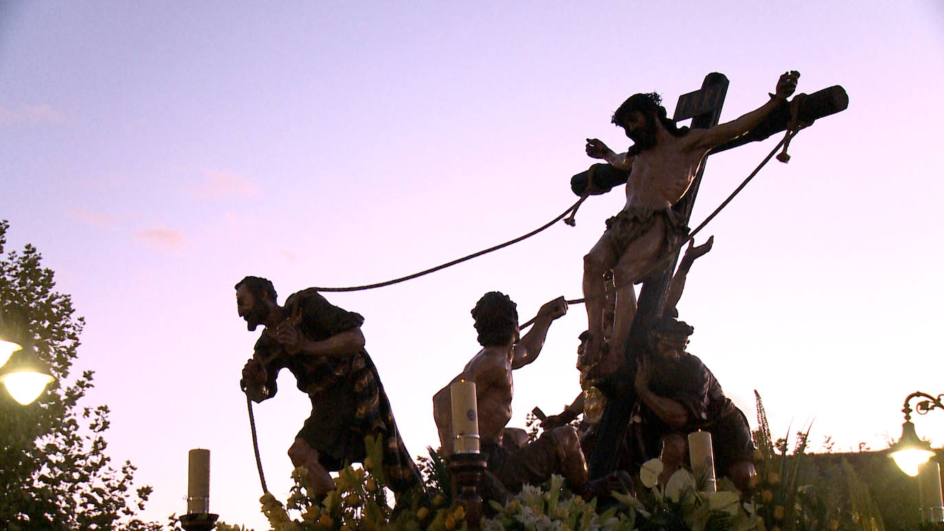 La procesión recorrió la capital bajo la atenta mirada de miles de leoneses congregados en las aceras. 