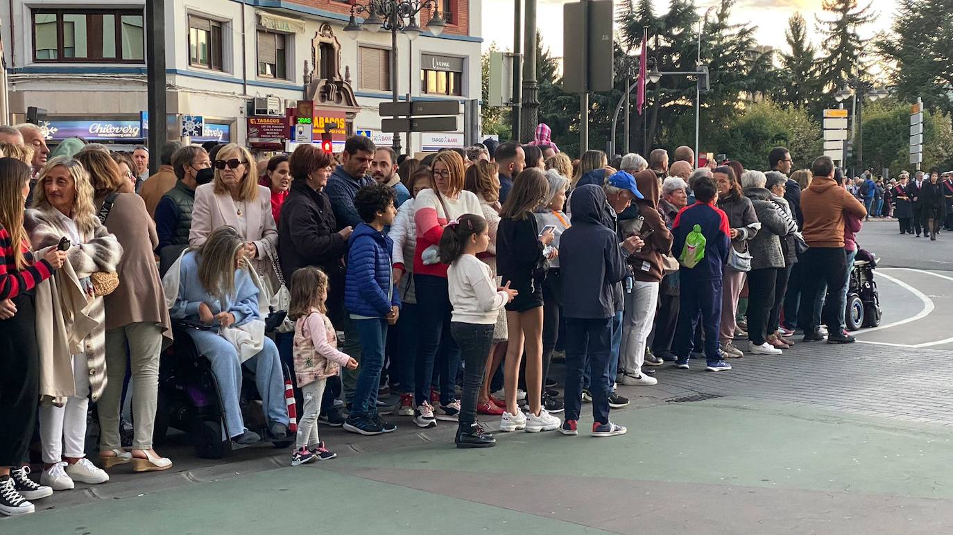 La procesión recorrió la capital bajo la atenta mirada de miles de leoneses congregados en las aceras. 