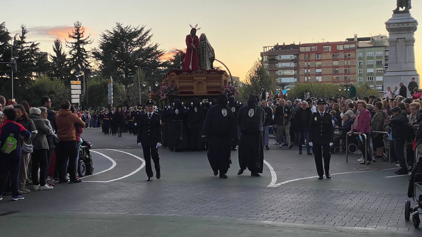 La procesión recorrió la capital bajo la atenta mirada de miles de leoneses congregados en las aceras. 