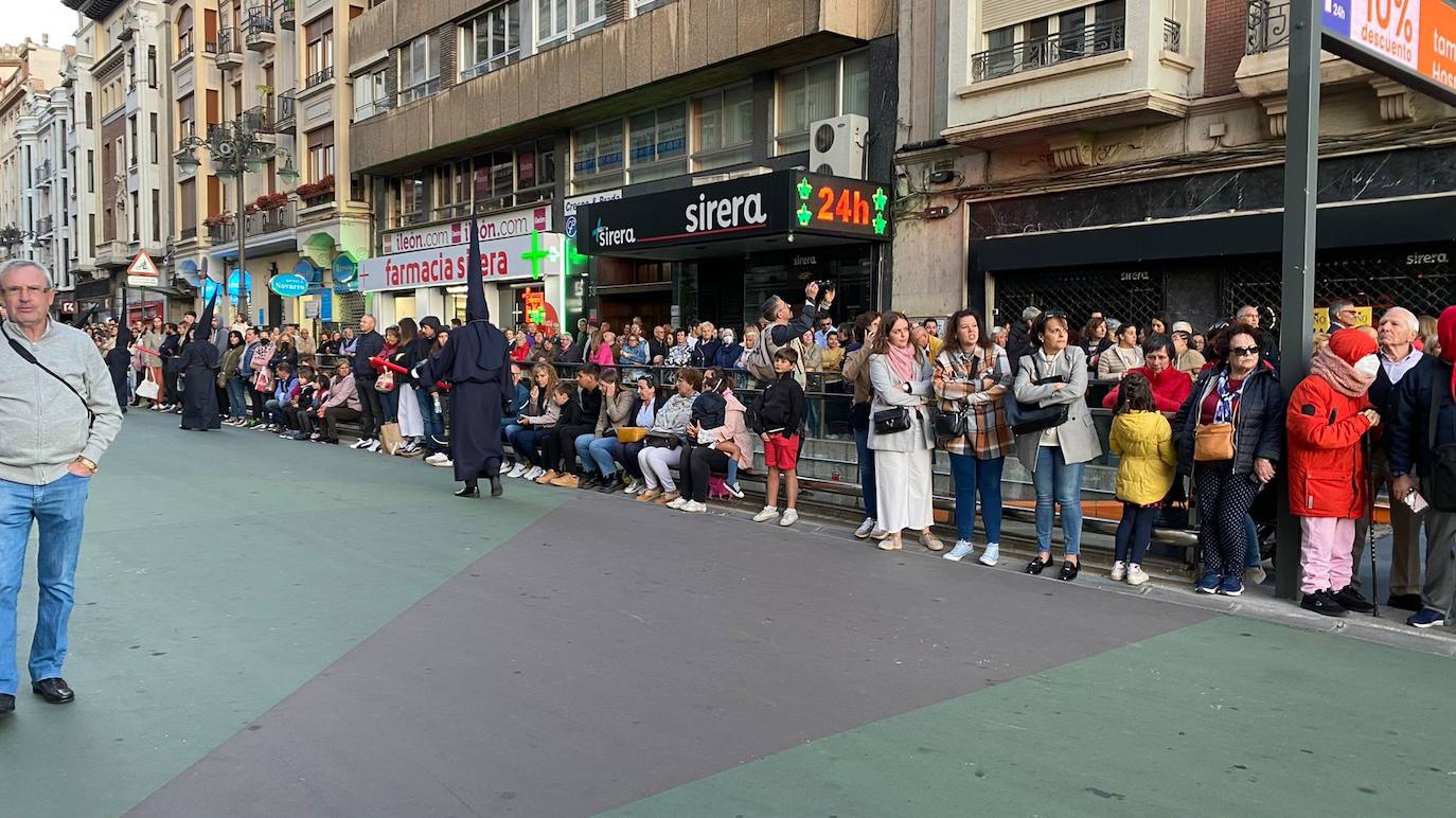 La procesión recorrió la capital bajo la atenta mirada de miles de leoneses congregados en las aceras. 