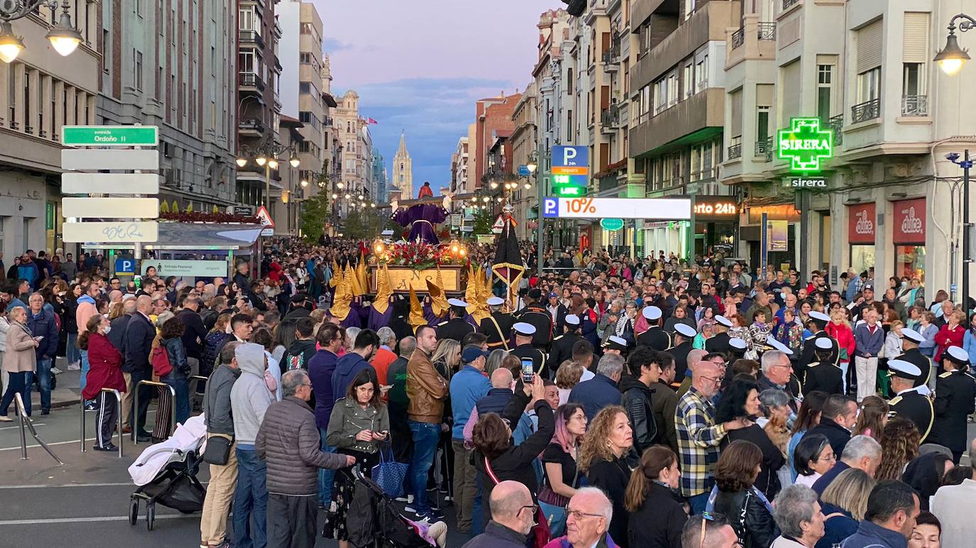 La procesión recorrió la capital bajo la atenta mirada de miles de leoneses congregados en las aceras. 