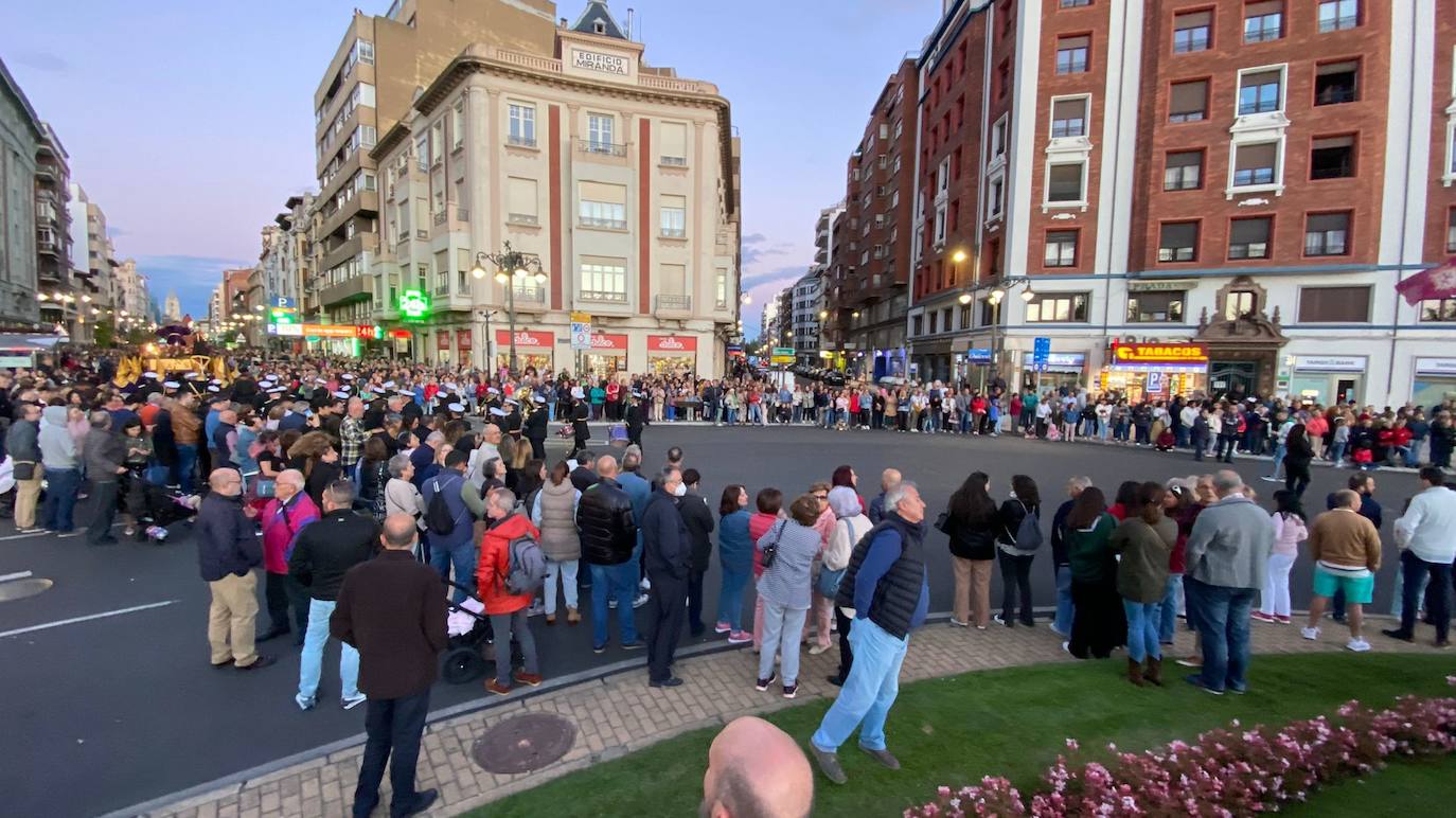 La procesión recorrió la capital bajo la atenta mirada de miles de leoneses congregados en las aceras. 