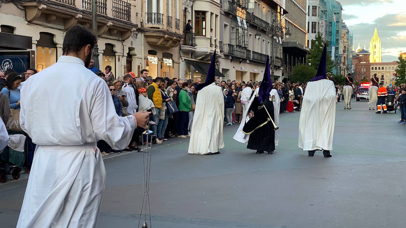 La procesión recorrió la capital bajo la atenta mirada de miles de leoneses congregados en las aceras. 