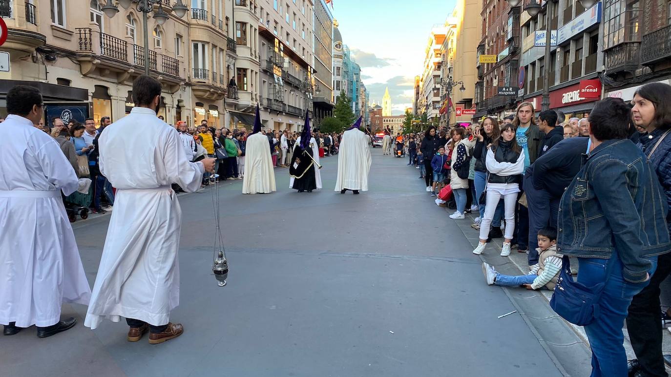 La procesión recorrió la capital bajo la atenta mirada de miles de leoneses congregados en las aceras. 