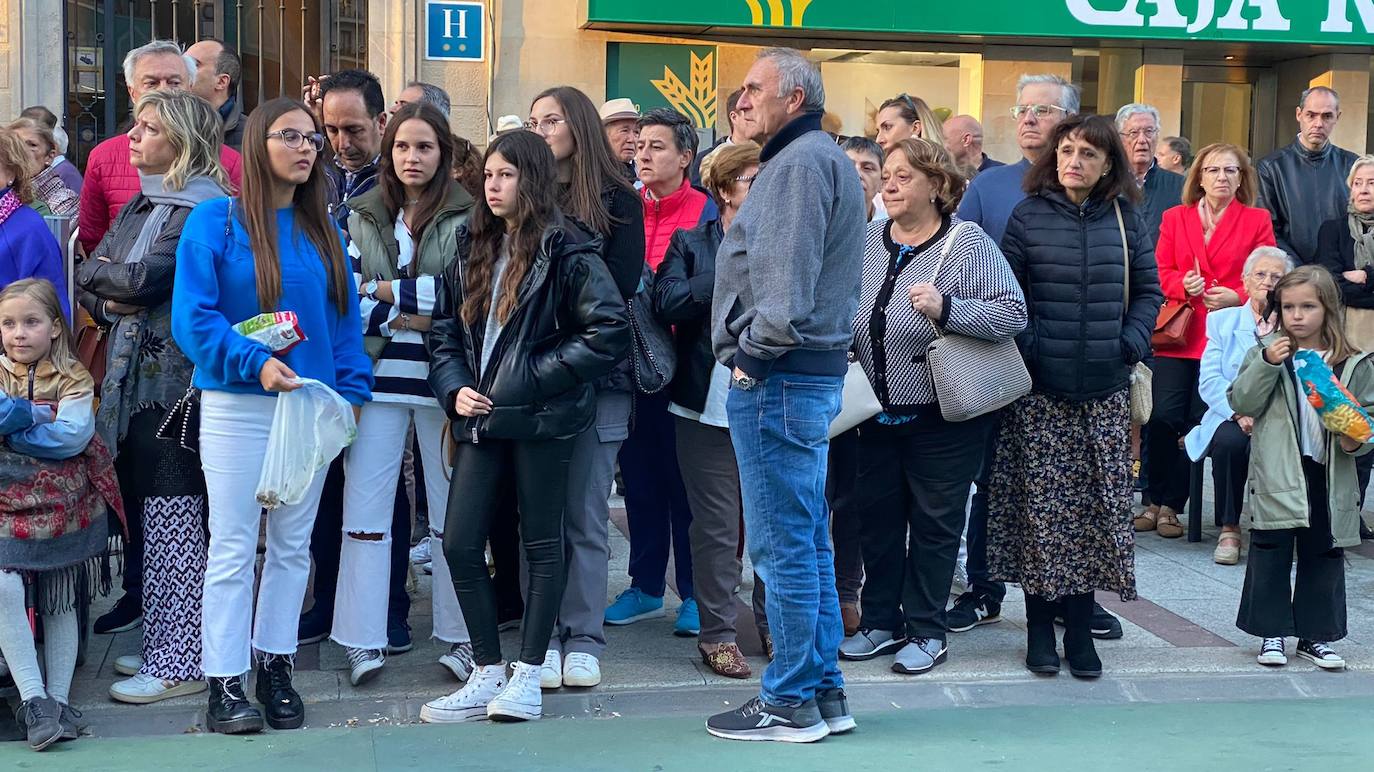 La procesión recorrió la capital bajo la atenta mirada de miles de leoneses congregados en las aceras. 