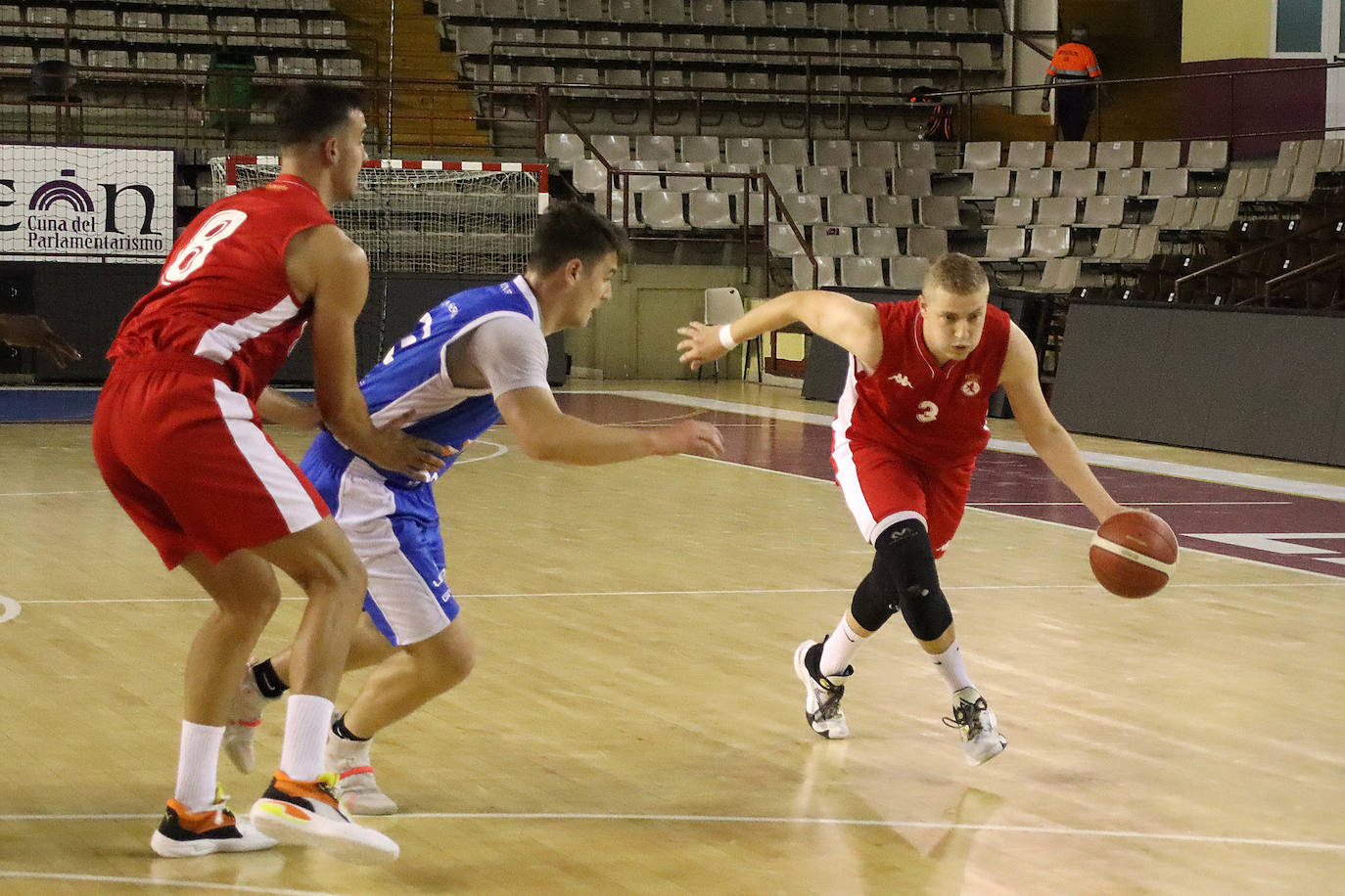 El equipo leonés disputa su primer partido en el Palacio con un gran ambiente y más de 1.000 personas en las gradas.