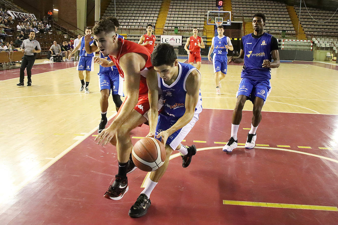 El equipo leonés disputa su primer partido en el Palacio con un gran ambiente y más de 1.000 personas en las gradas.