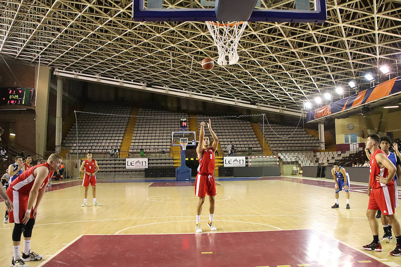 El equipo leonés disputa su primer partido en el Palacio con un gran ambiente y más de 1.000 personas en las gradas.