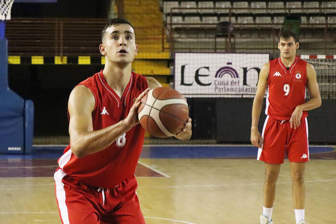 El equipo leonés disputa su primer partido en el Palacio con un gran ambiente y más de 1.000 personas en las gradas.