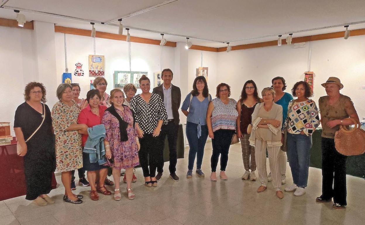 Inaugurada la exposición de manualidades en La Robla