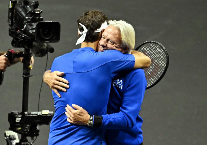 Bjorn Borg, capitán de Europa, abraza a Roger Federer. 
