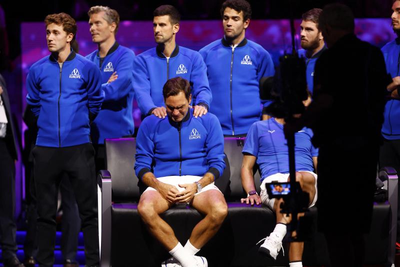 Novak Djokovic intenta consolar a Roger Federer.