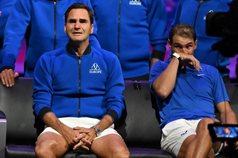 Roger Federer llora tras el partido, junto a un Rafa Nadal emocionado. 