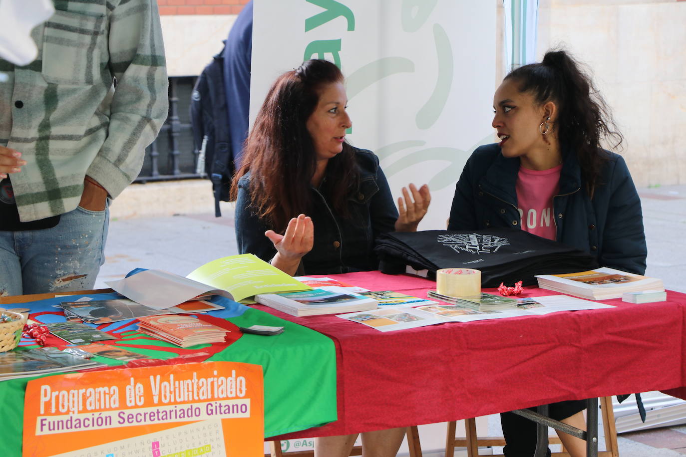 Celebración de la décima edición de la Feria del Voluntariado de León en Ordoño II.