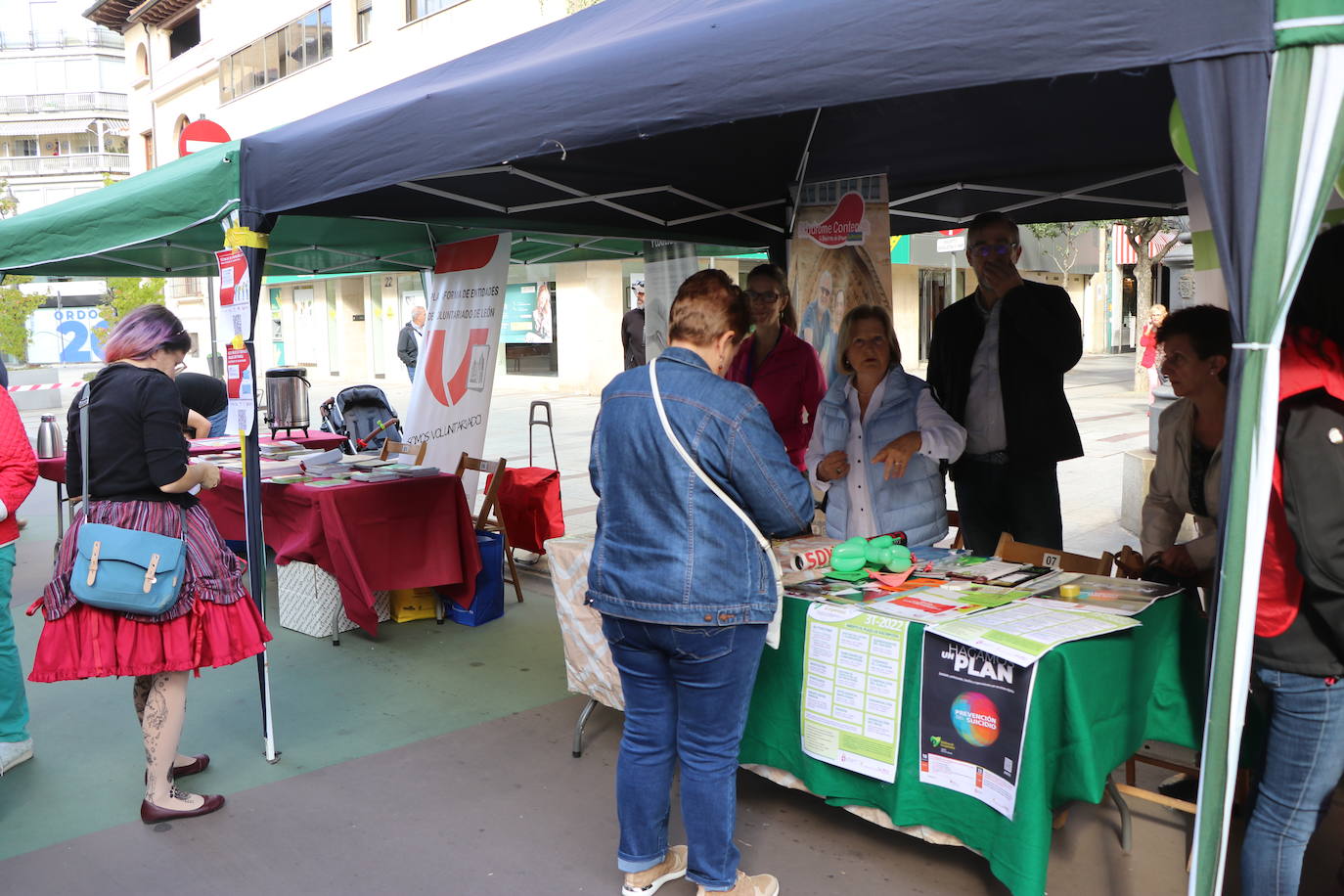 Celebración de la décima edición de la Feria del Voluntariado de León en Ordoño II.