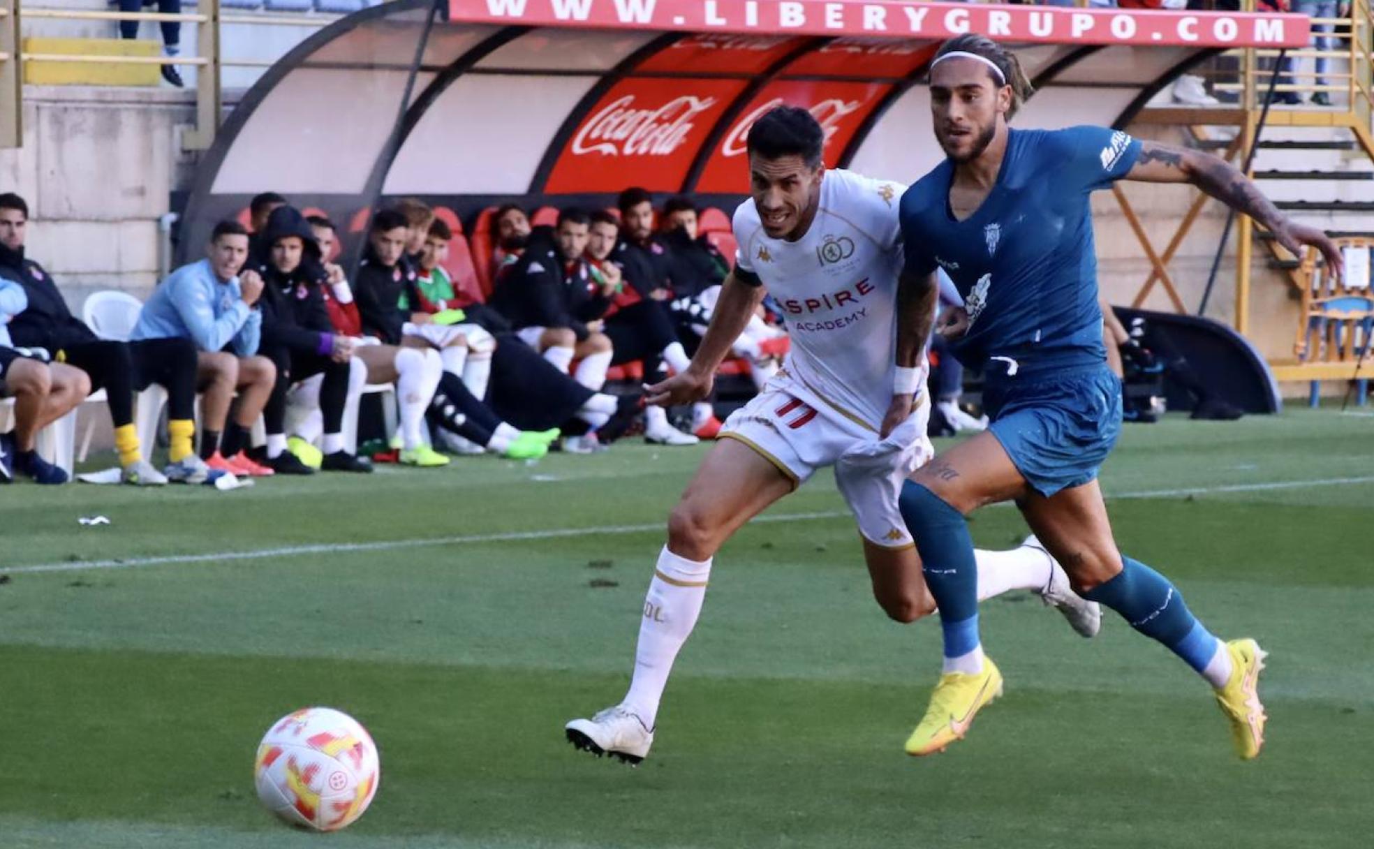 Néstor intenta alcanzar un balón ante el visitante Gudelj.