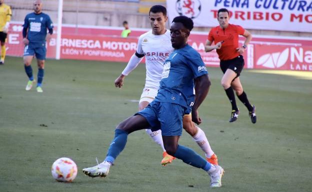 Galería. Jesús Álvarez, en un lance del partido, ante el visitante Diarrá.