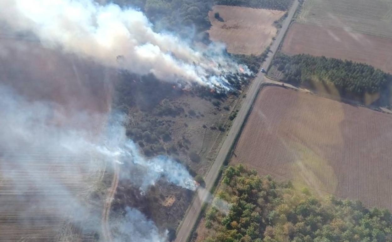 Algunos de los focos con del incendio en Cogorderos. 