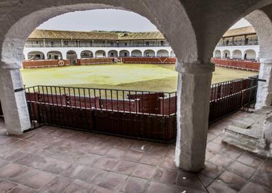 Imagen secundaria 1 - Vuelve a abrir la única plaza de toros hexagonal del mundo