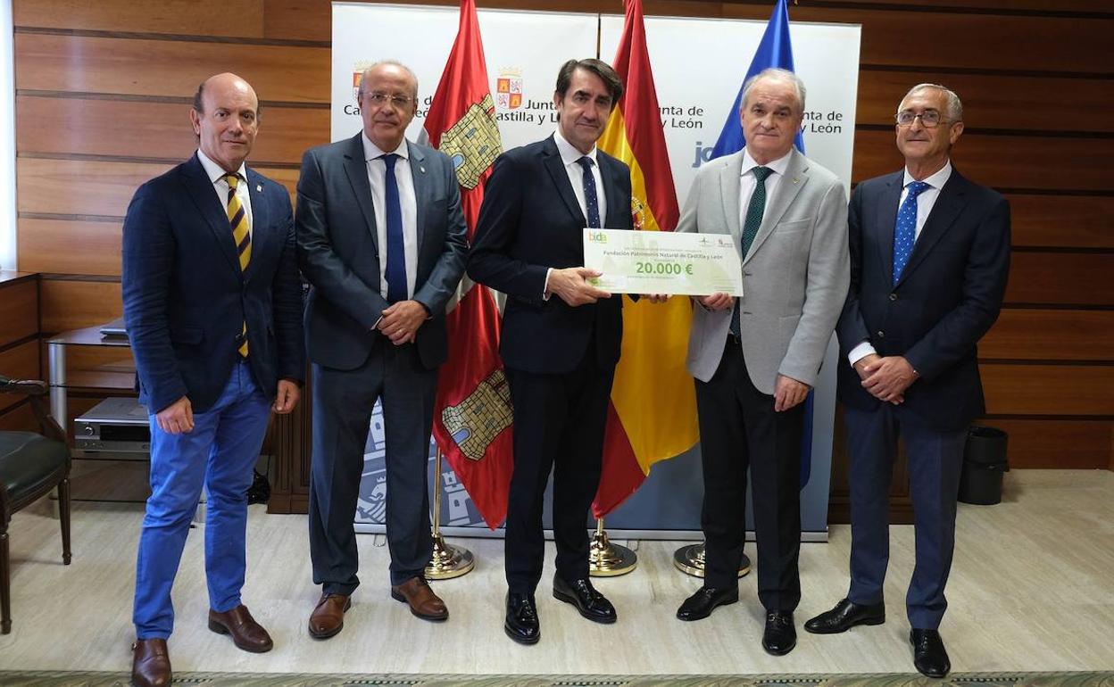 El consejero de Medio Ambiente, Vivienda y Ordenación del Territorio, Juan Carlos Suárez-Quiñones, recibe de manos del presidente de la cooperativa de distribución farmacéutica Bidafarma, Antonio Mingorance, una aportación de 20.000 euros destinada a la Fundación Patrimonio Natural para la creación de un bosque de árboles autóctonos.