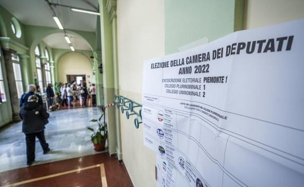 La afluencia a los colegios fue importante a primeras horas de la mañana. 