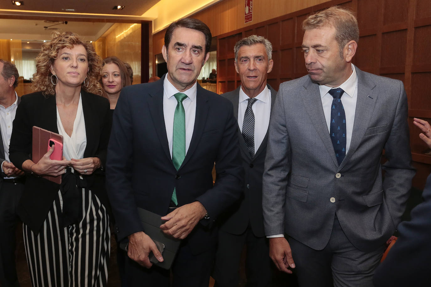 El consejero de Medio Ambiente, Vivienda y Ordenación del Territorio, Juan Carlos Suárez-Quiñones, participa en la inauguración de la jornada 'Eficiencia energética: retos y oportunidades en la rehabilitación de edificios y viviendas', organizada por la Asociación de Empresarios Leoneses de Instalaciones de Saneamiento, Fontanería, Calefacción y afines