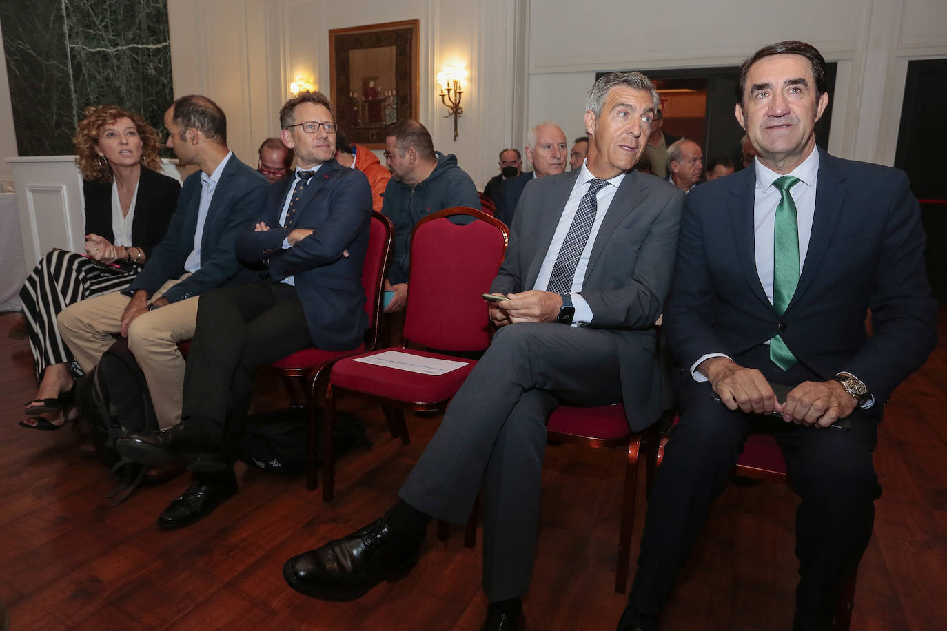 El consejero de Medio Ambiente, Vivienda y Ordenación del Territorio, Juan Carlos Suárez-Quiñones, participa en la inauguración de la jornada 'Eficiencia energética: retos y oportunidades en la rehabilitación de edificios y viviendas', organizada por la Asociación de Empresarios Leoneses de Instalaciones de Saneamiento, Fontanería, Calefacción y afines